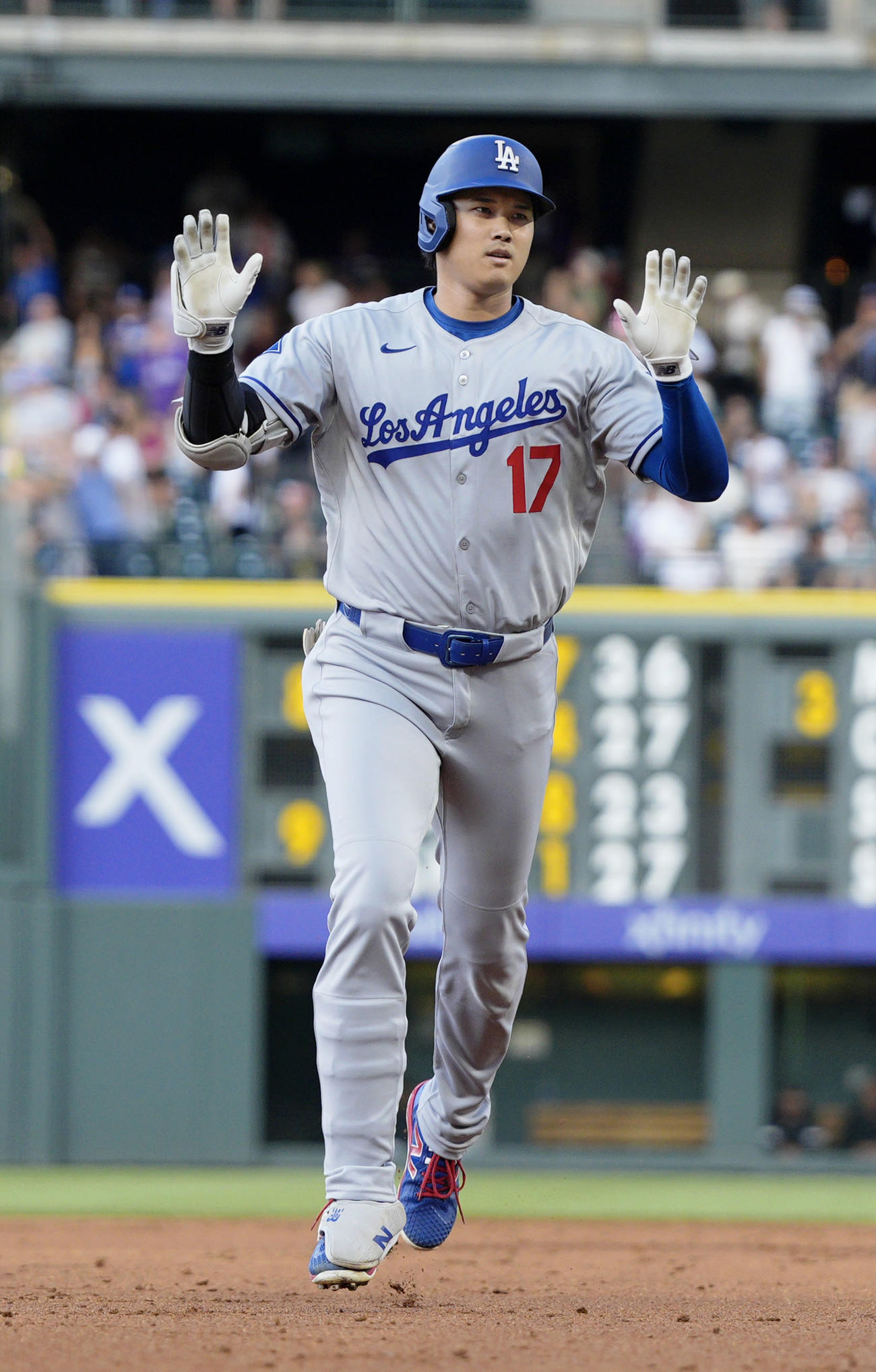 ロッキーズ戦の2回、44号ソロを放ちポーズをとるドジャース大谷（共同）
