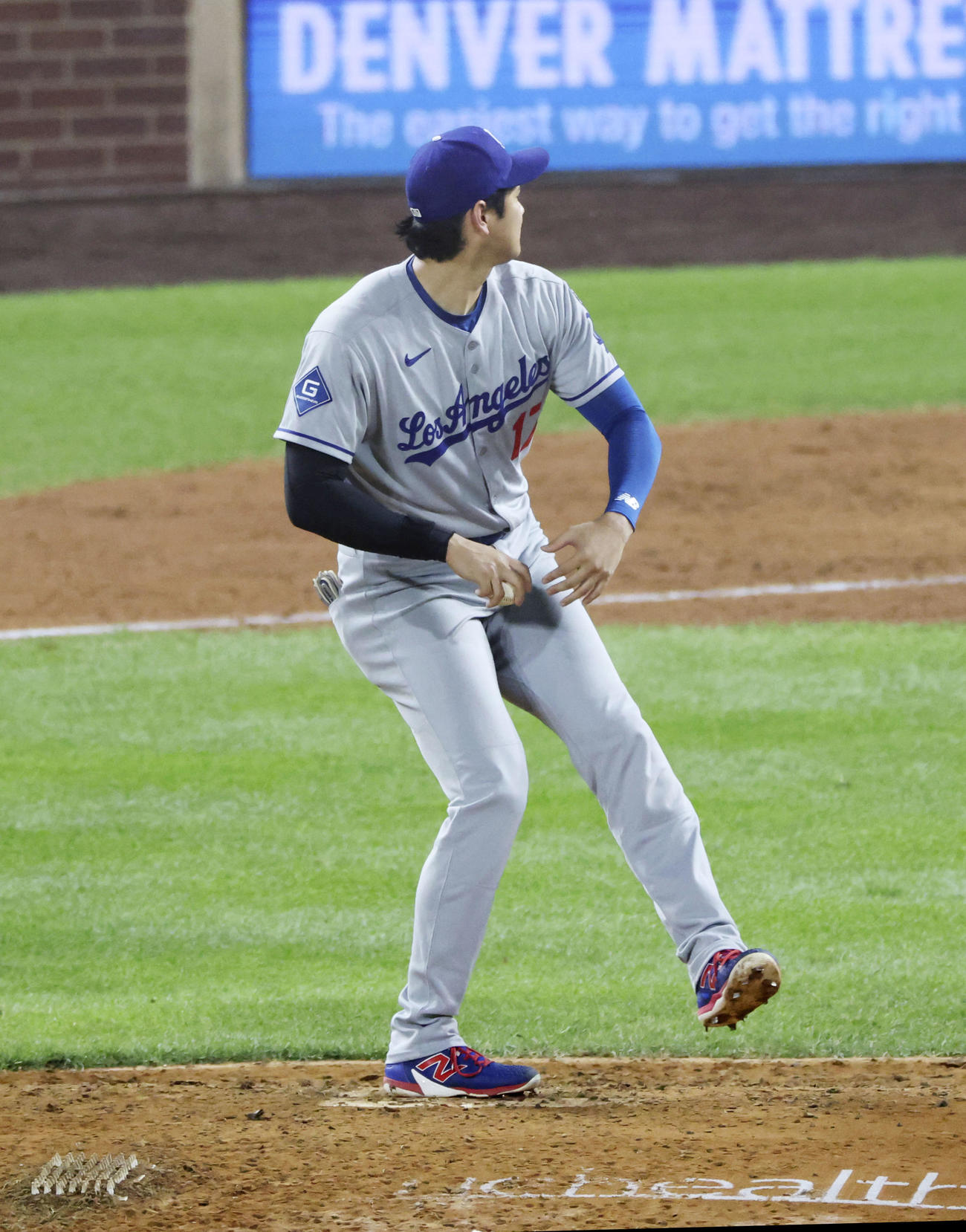 ロッキーズに勝利しチームメートを迎えた後、マウンドの感触を確かめるドジャース大谷（共同）