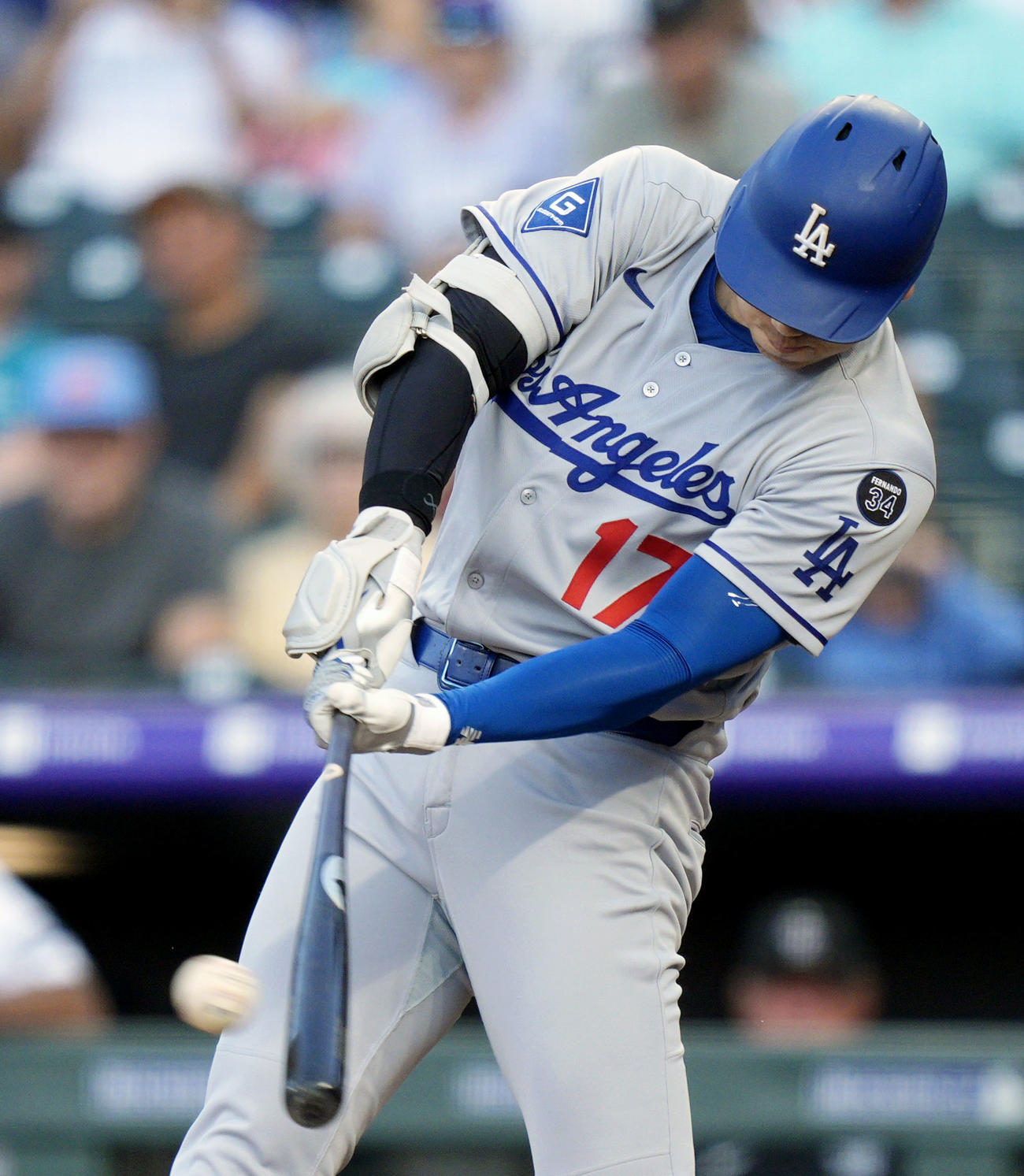 ロッキーズ戦の2回、44号ソロを放つドジャース大谷（共同）