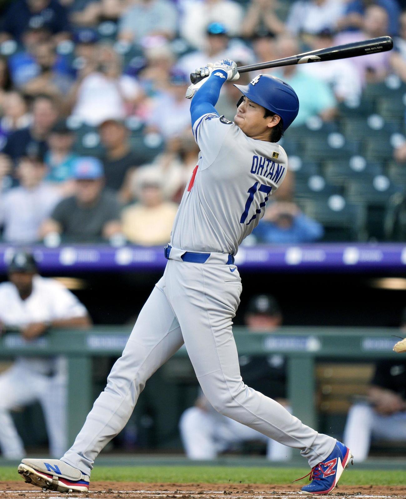 ロッキーズ戦の2回、44号ソロを放つドジャース大谷（共同）