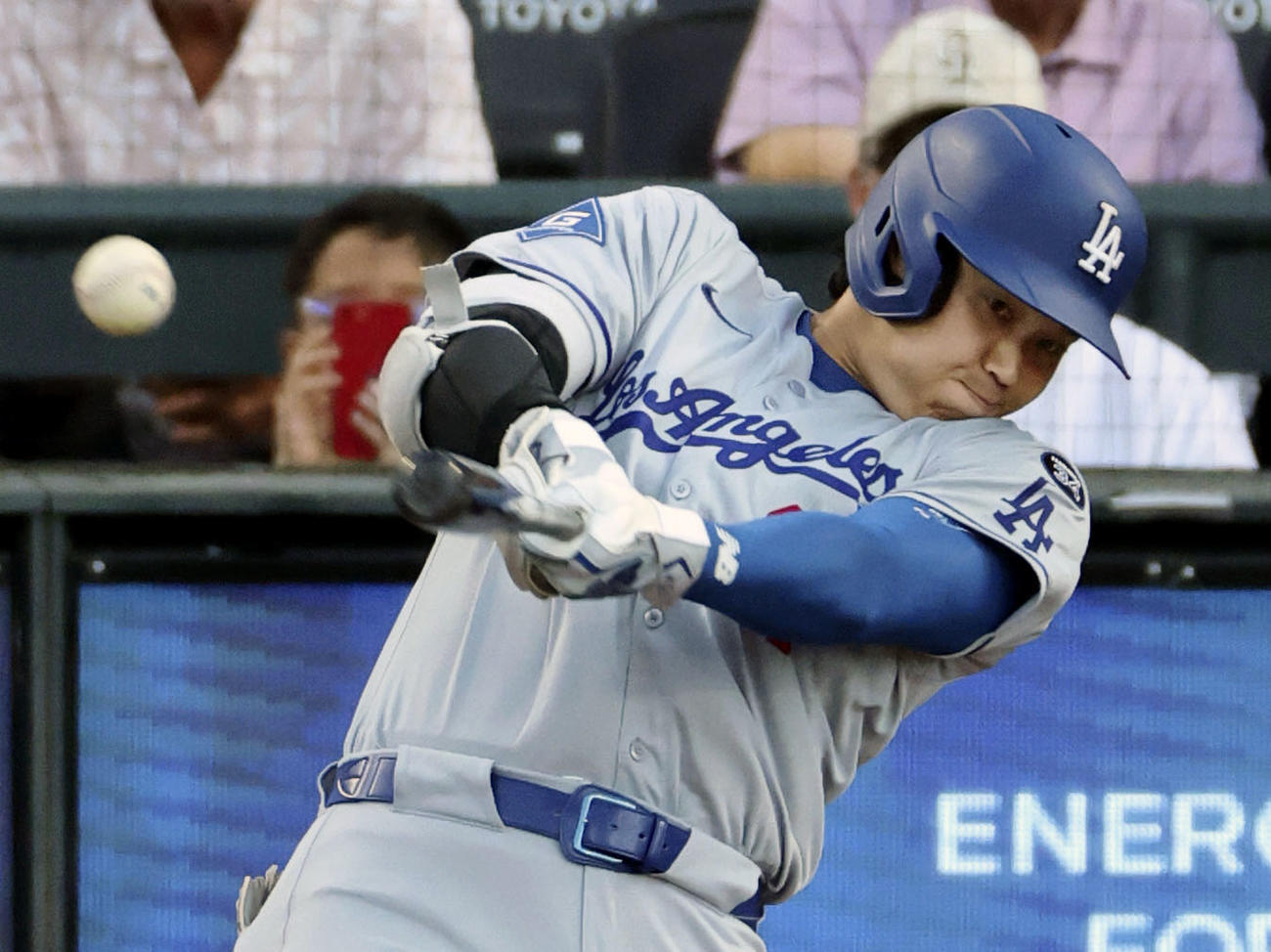 ロッキーズ戦の2回、44号ソロを放つドジャース大谷（共同）