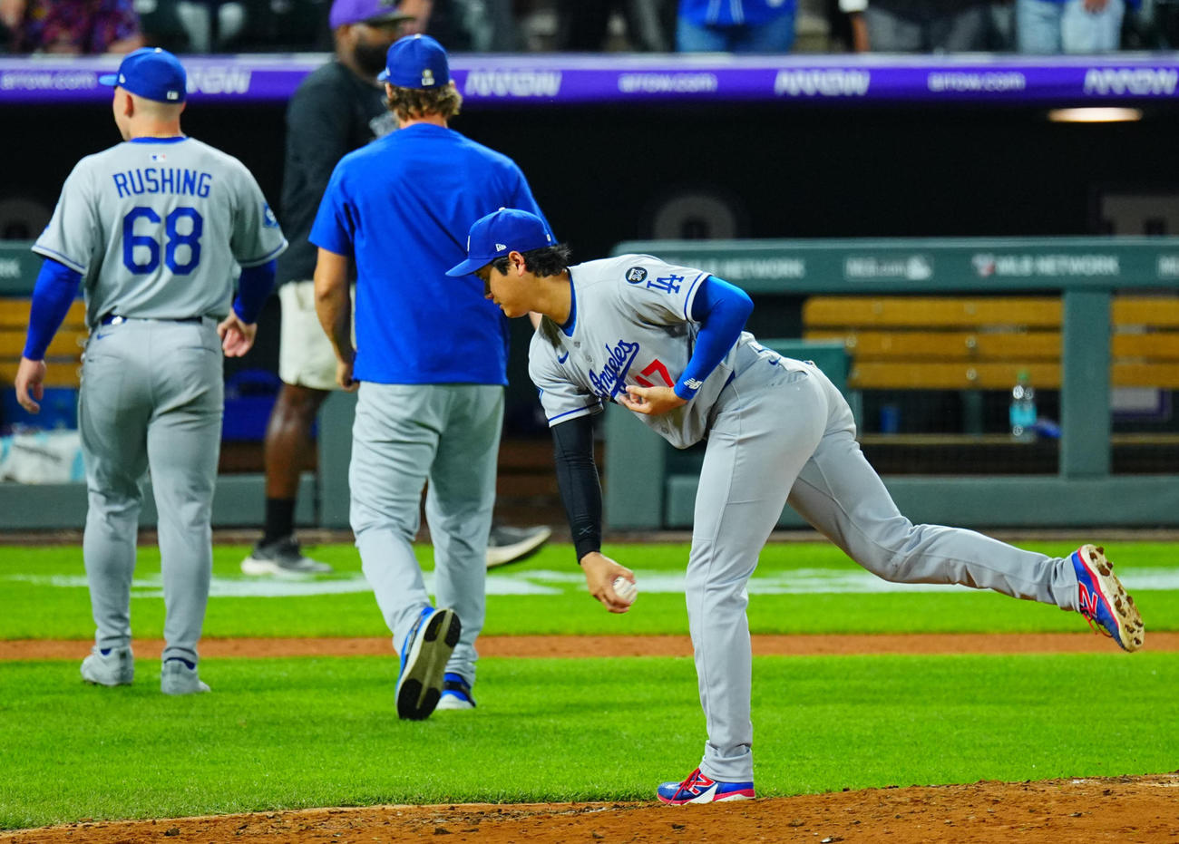 ロッキーズ対ドジャース　試合後の勝利のタッチ後にドジャース大谷はボールを手にマウンドの感触を確かめる（撮影・垰建太）
