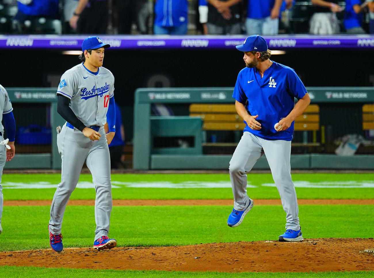 ロッキーズ対ドジャース　試合後の勝利のタッチ後にドジャース大谷（左）はカーショーとマウンドの感触を確かめる（撮影・垰建太）