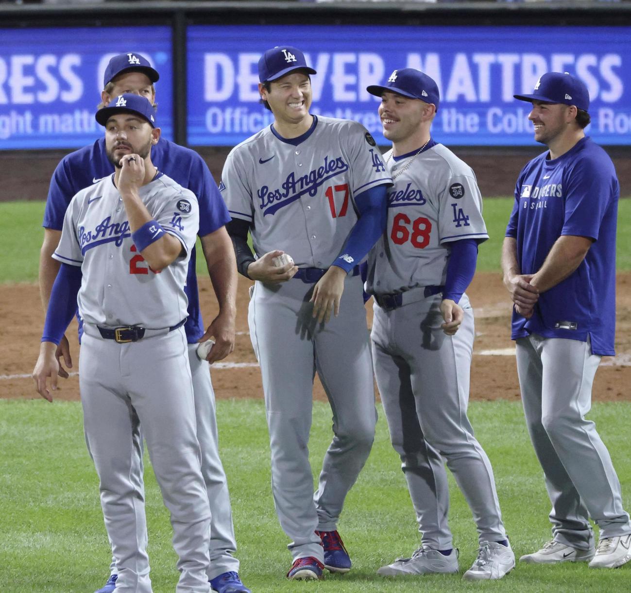 ロッキーズに勝利し、チームメートを迎えるドジャース大谷（中央）（共同）