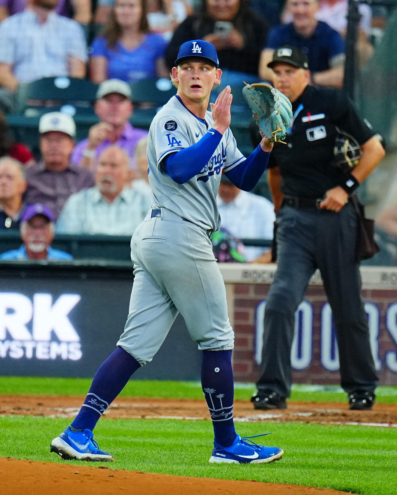 ロッキーズ対ドジャース　4回裏ロッキーズの攻撃を無失点に抑えグラブをたたくシーハン（撮影・垰建太）