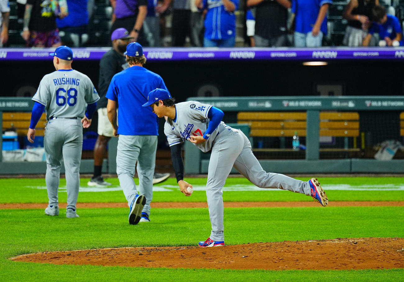 ロッキーズ対ドジャース　試合後の勝利のタッチ後にドジャース大谷はボールを手にマウンドの感触を確かめる（撮影・垰建太）