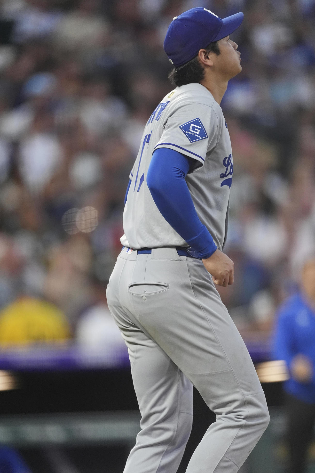 4回、アルシアの打球が右足を直撃したドジャース大谷翔平（AP）