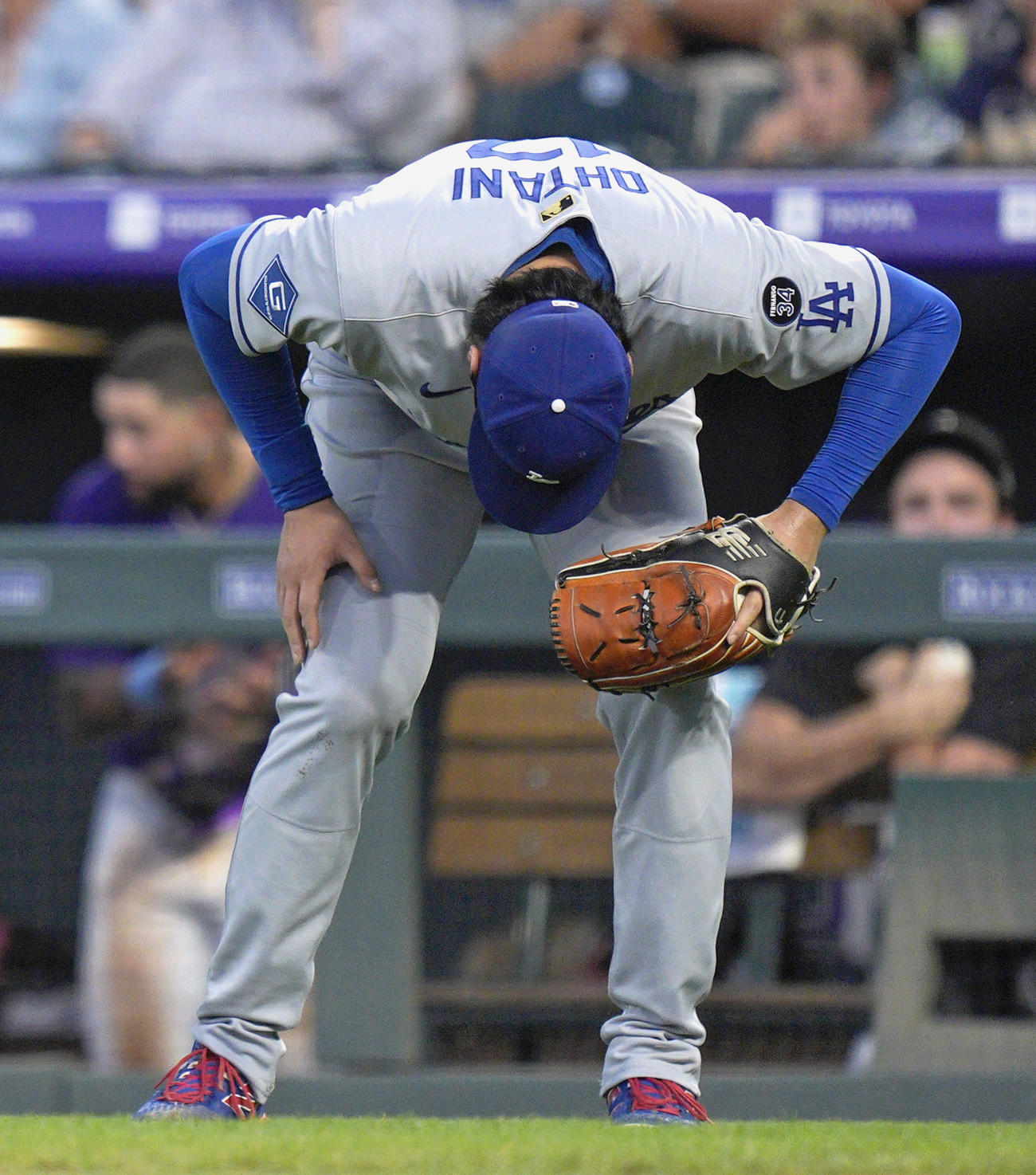 ロッキーズ戦の4回、アルシアの打球が当たったドジャース大谷（共同）