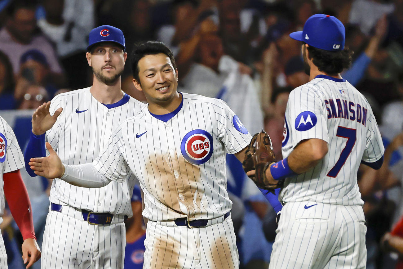 ブルワーズに勝利し、笑顔でチームメートを迎えるカブス鈴木（共同）