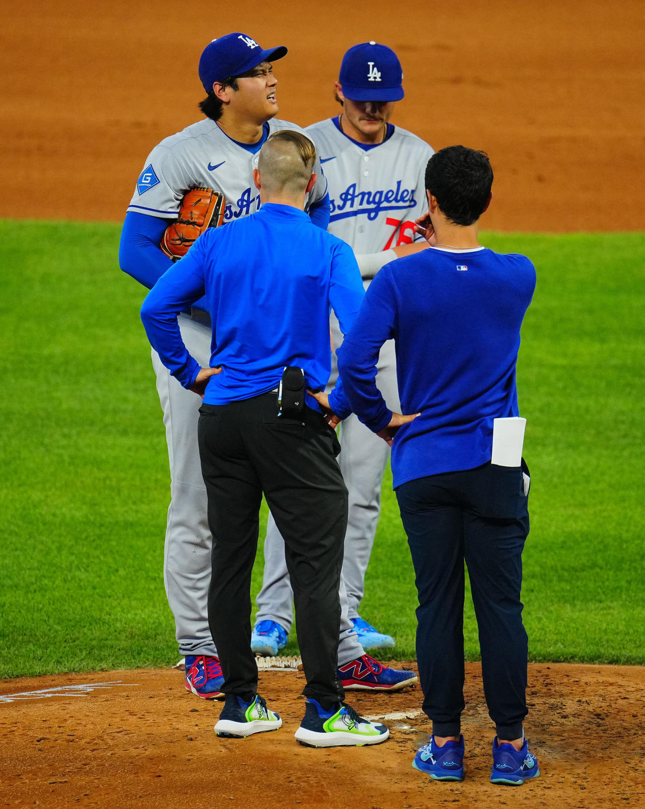 ロッキーズ対ドジャース　4回裏ロッキーズ1死二、三塁、アルシアの打球が右太もも付近に直撃し痛みにこらえる大谷（左）（撮影・垰建太）