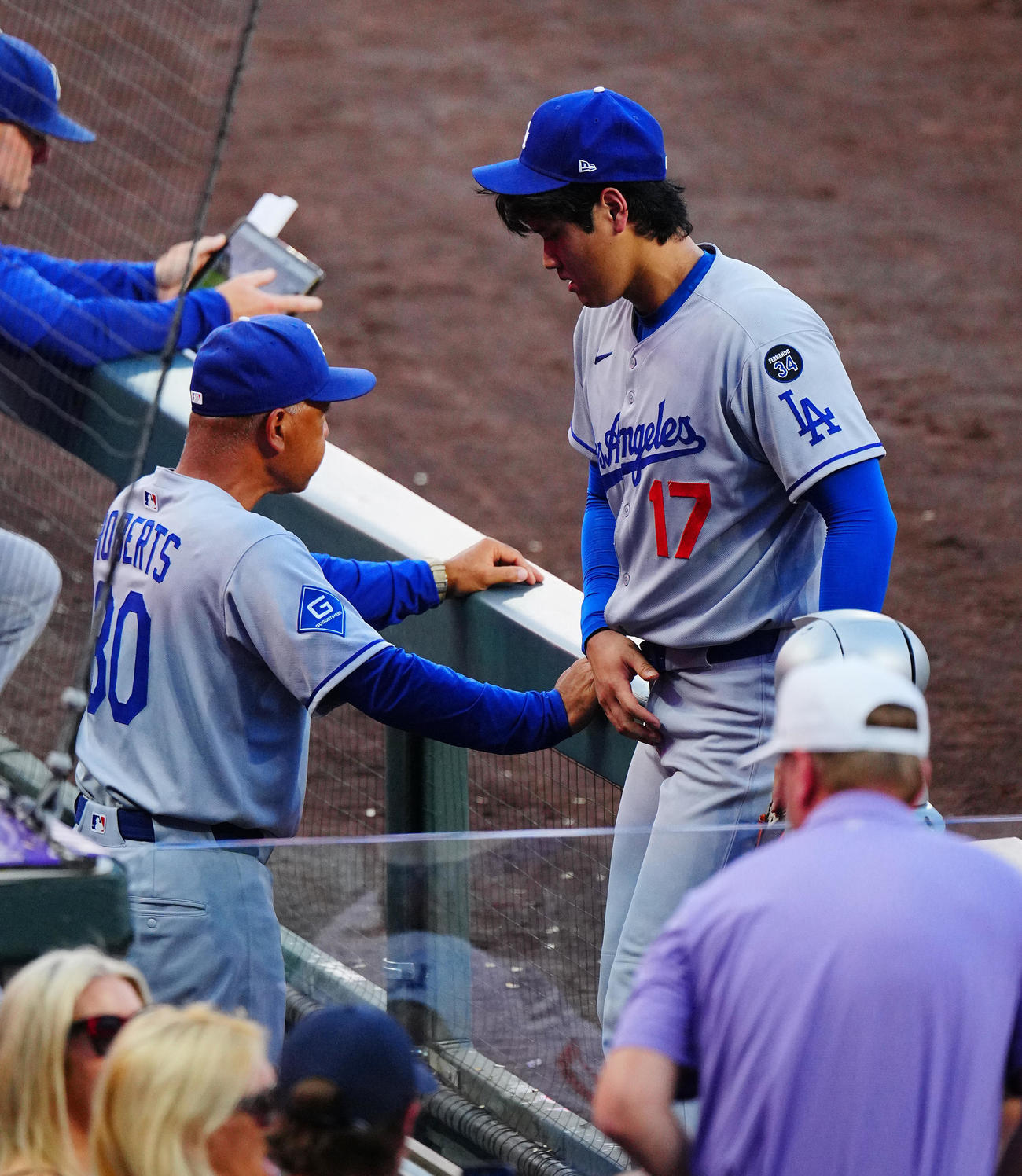 ロッキーズ対ドジャース　3回裏の登板を終えベンチに引き揚げるドジャース先発の大谷（右）。左はロバーツ監督（撮影・垰建太）