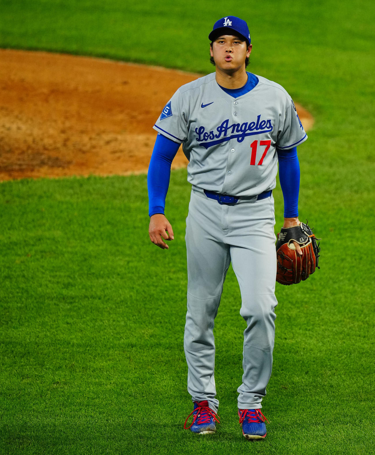 ロッキーズ対ドジャース　4回裏、打球直撃のアクシデントも投げぬき呼吸を整えながら引き揚げるドジャース先発大谷（撮影・垰建太）