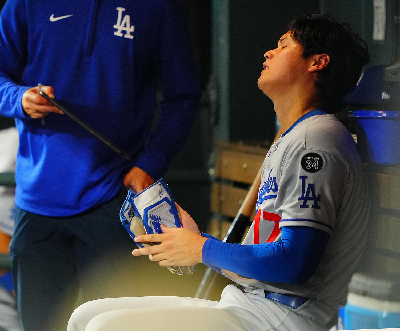 ロッキーズ対ドジャース　5回表の攻撃を終えベンチでさえない表情のドジャース大谷（撮影・垰建太）