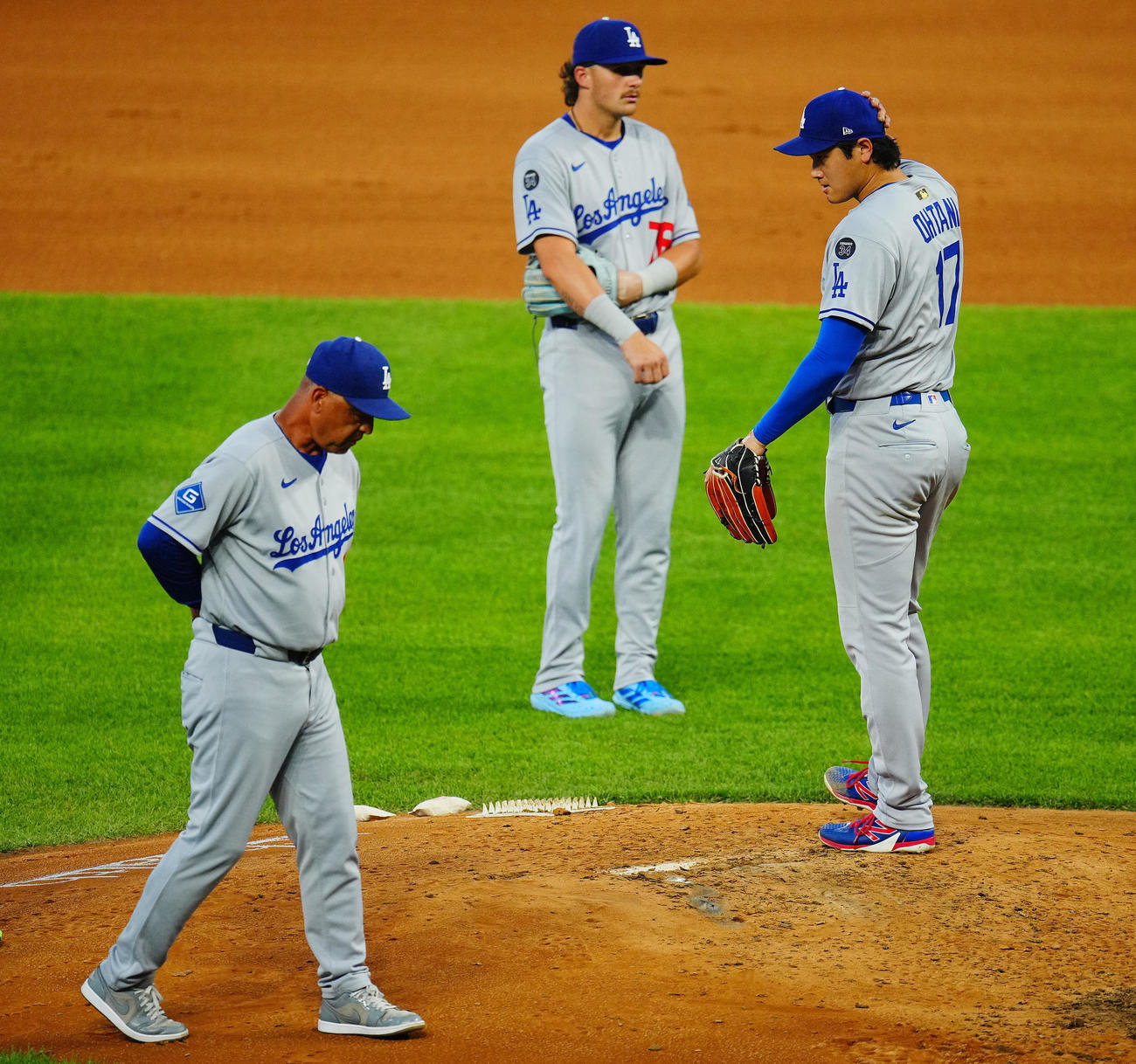 ロッキーズ対ドジャース　4回裏ロッキーズ1死二、三塁、アルシアの打球が右太もも付近に直撃するもロバーツ監督（左）の確認を受ける続投する大谷（撮影・垰建太）