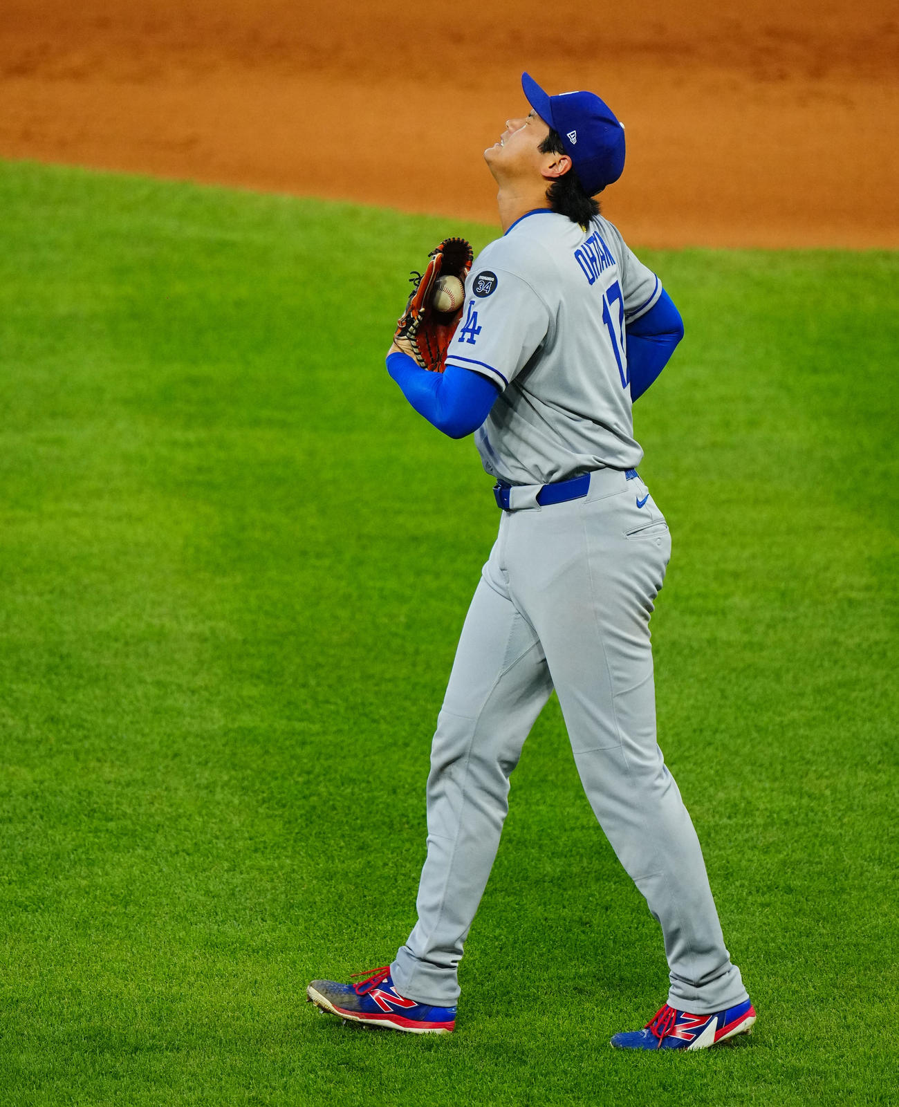 ロッキーズ対ドジャース　4回裏ロッキーズ1死二、三塁、アルシアの打球が直撃し痛がる大谷（撮影・垰建太）