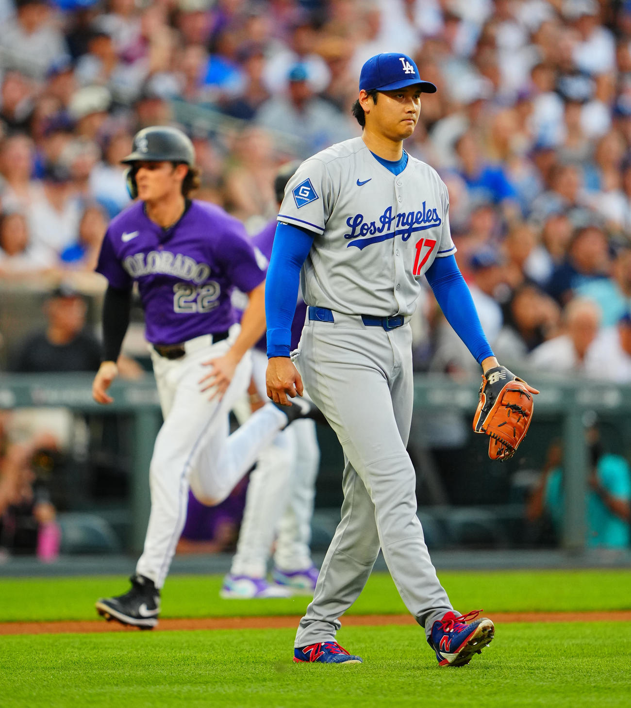 ロッキーズ対ドジャース　2回裏1死二、三塁、アルシアの右犠飛でモニアク（左）の生還を許す大谷（撮影・垰建太）