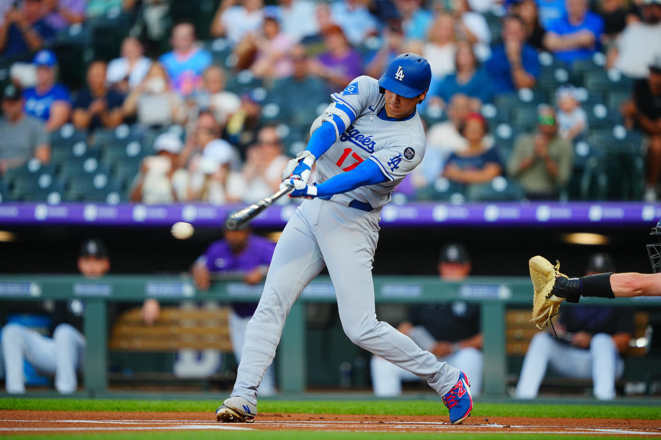 ロッキーズ対ドジャース　1回表ドジャース無死、二塁打を放つ大谷（撮影・垰建太）