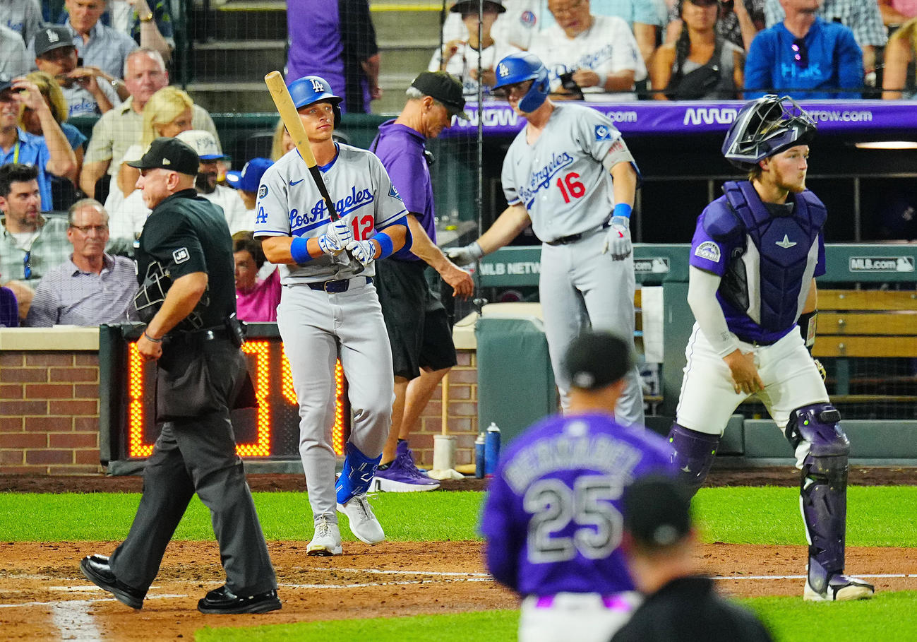 ロッキーズ対ドジャース　8回表ドジャース無死、大谷に代わり打席に向かう代打コール（中央左）（撮影・垰建太）