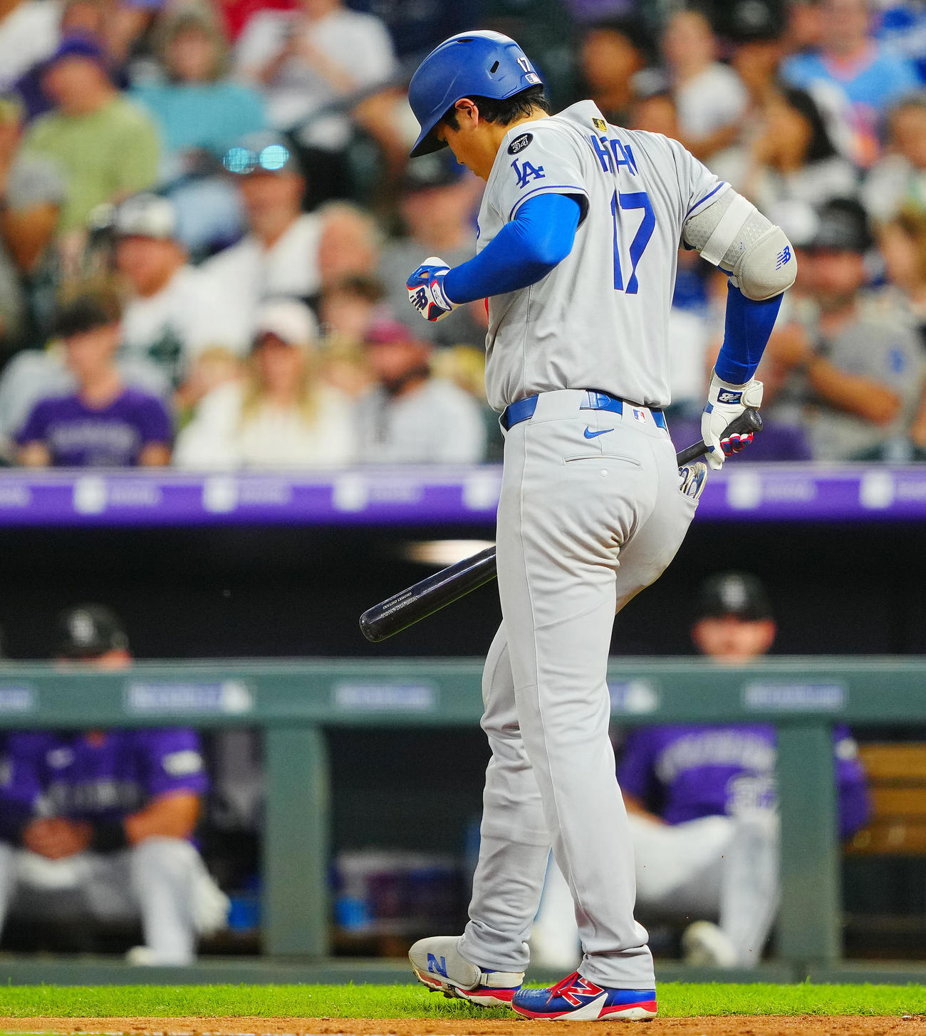 ロッキーズ対ドジャース　5回表ドジャース2死一塁、四球を選んだ大谷は右足を引きずりながら一塁へ向かう（撮影・垰建太）