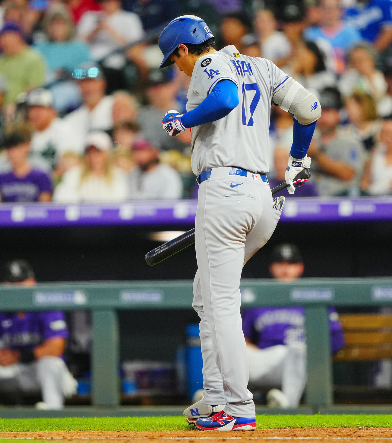 ロッキーズ対ドジャース　5回表ドジャース2死一塁、四球を選んだ大谷は右足を引きずりながら一塁へ向かう（撮影・垰建太）