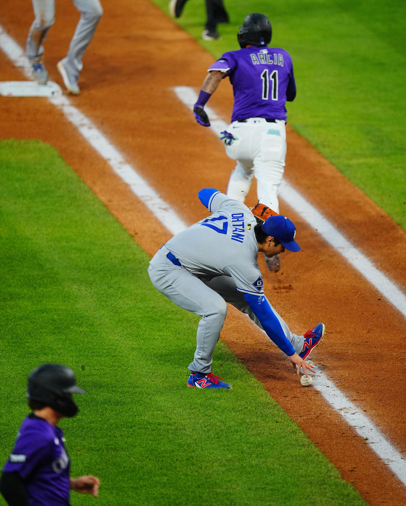 ロッキーズ対ドジャース　4回裏ロッキーズ1死二、三塁、アルシア（後方）の打球が直撃するも懸命にボールを追う大谷（撮影・垰建太）