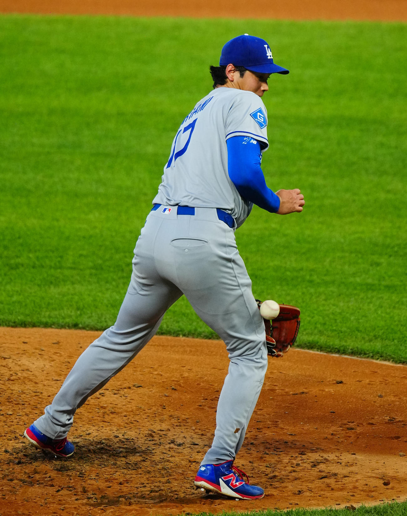 ロッキーズ対ドジャース　4回裏ロッキーズ1死二、三塁、アルシアの打球が右ひざ付近に直撃する大谷（撮影・垰建太）