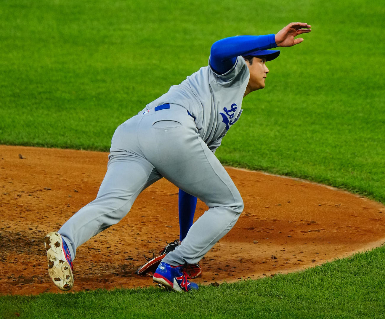 ロッキーズ対ドジャース　4回裏ロッキーズ1死二、三塁、アルシアの打球が右ひざ付近に直撃し倒れ込む大谷（撮影・垰建太）