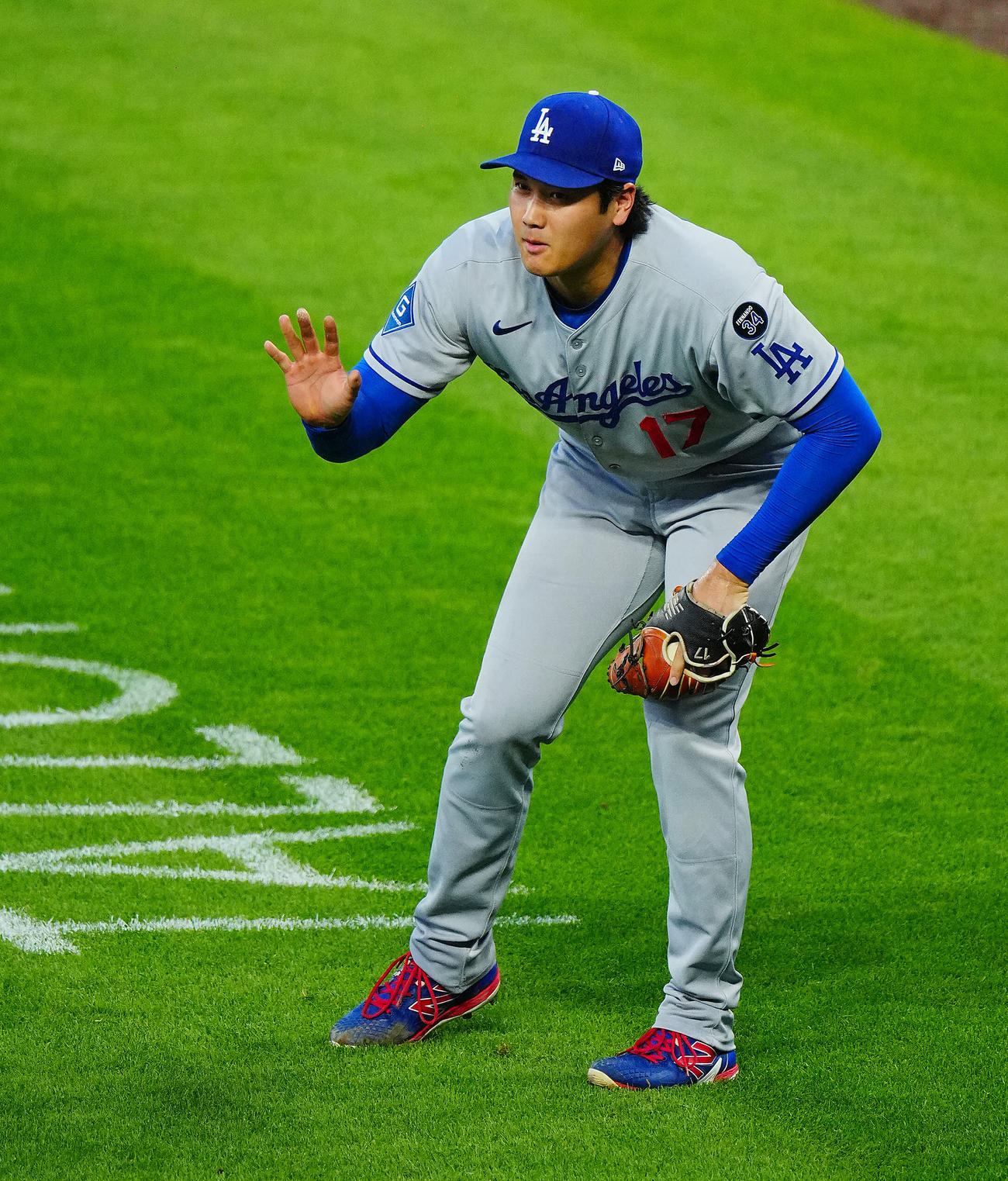 ロッキーズ対ドジャース　4回裏ロッキーズ1死二、三塁、アルシアの打球が右太もも付近に直撃し痛みにこらえる大谷（撮影・垰建太）