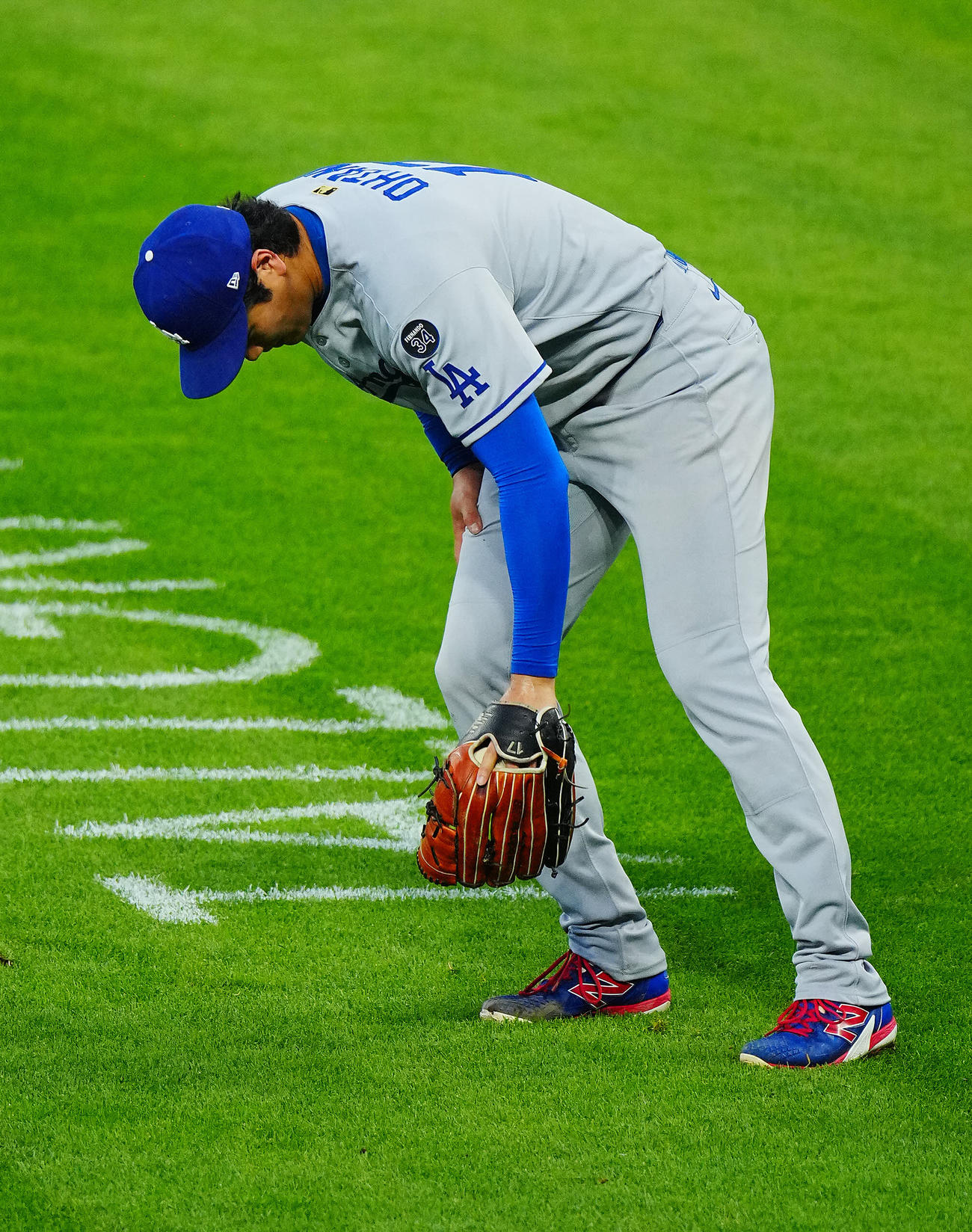 ロッキーズ対ドジャース　4回裏ロッキーズ1死二、三塁、アルシアの打球が直撃し右ふともも付近をおさえ痛みにこらえる大谷（撮影・垰建太）