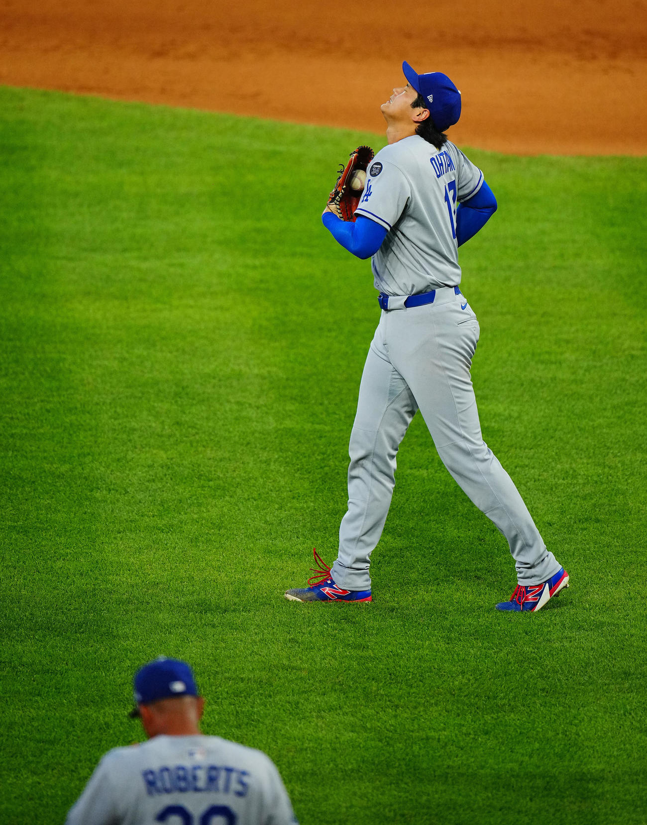 ロッキーズ対ドジャース　4回裏ロッキーズ1死二、三塁、アルシアの打球が右太もも付近に直撃し痛みにこらえる大谷（撮影・垰建太）