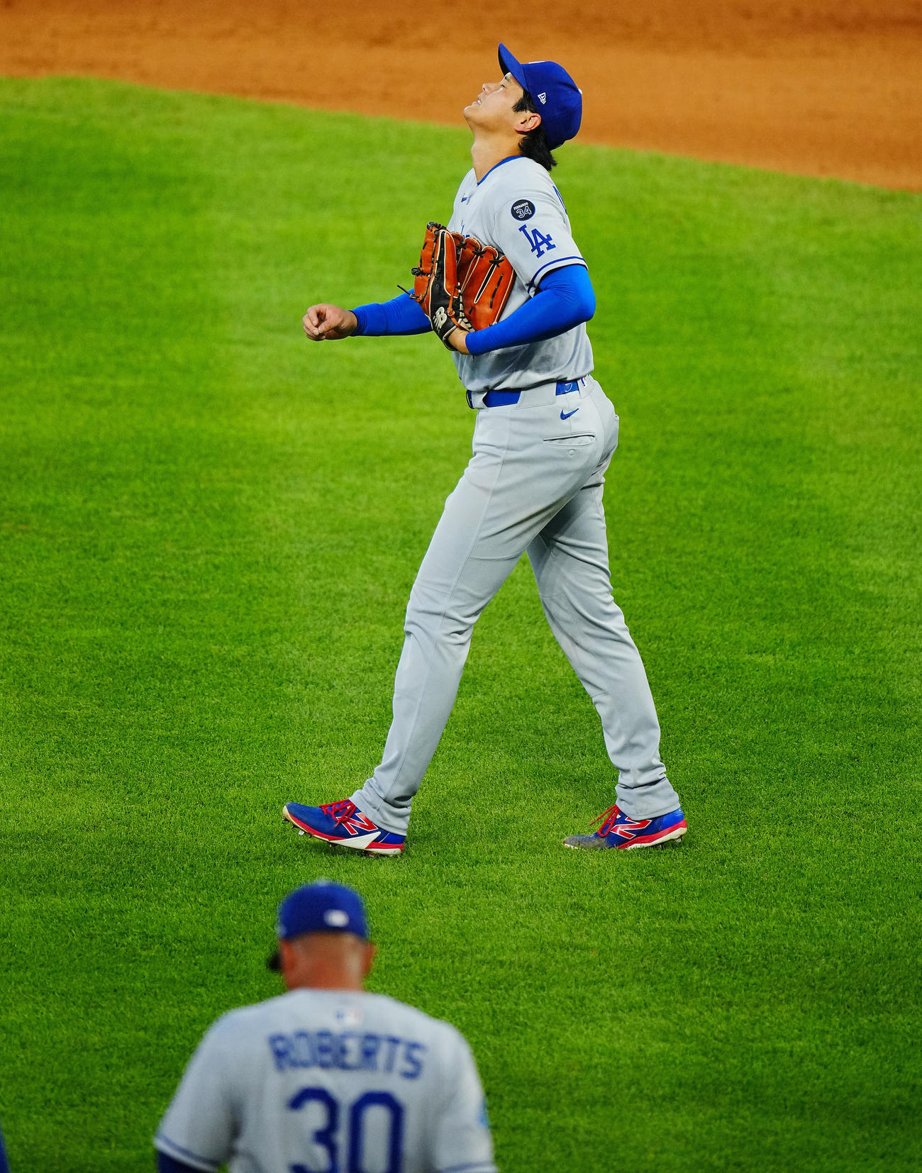 ロッキーズ対ドジャース　4回裏ロッキーズ1死二、三塁、アルシアの打球が右太もも付近に直撃し痛みにこらえる大谷（撮影・垰建太）