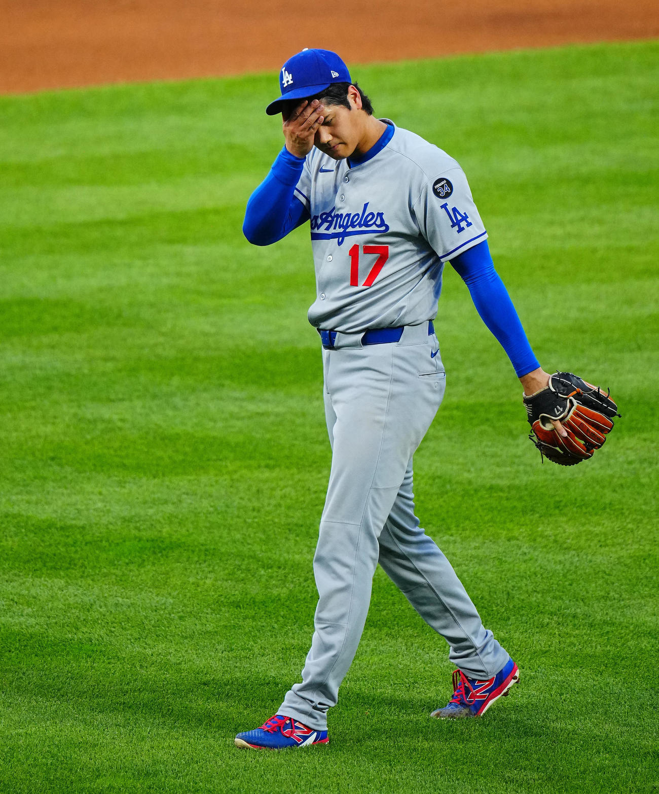 ロッキーズ対ドジャース　3回裏の登板を終え汗をぬぐいながらベンチに引き揚げるドジャース先発の大谷（撮影・垰建太）