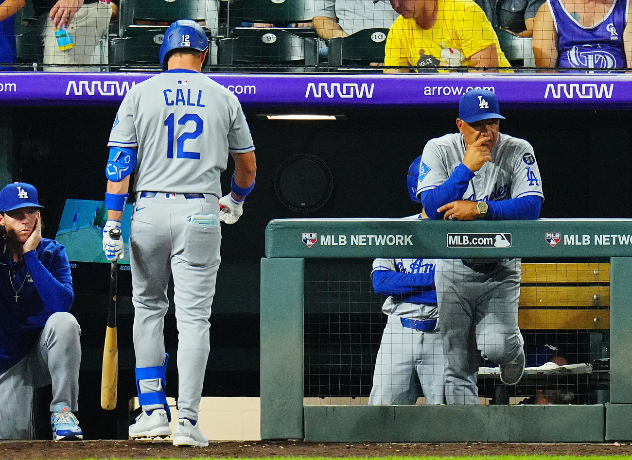 ロッキーズ対ドジャース　8回表ドジャース無死、大谷の代打コール（左）が空振り三振に倒れ渋い表情のロバーツ監督（撮影・垰建太）