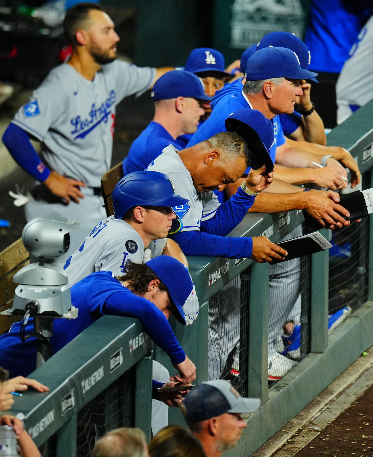ロッキーズ対ドジャース　9回表、ベンチでさえない表情のドジャースのロバーツ監督（中央）（撮影・垰建太）