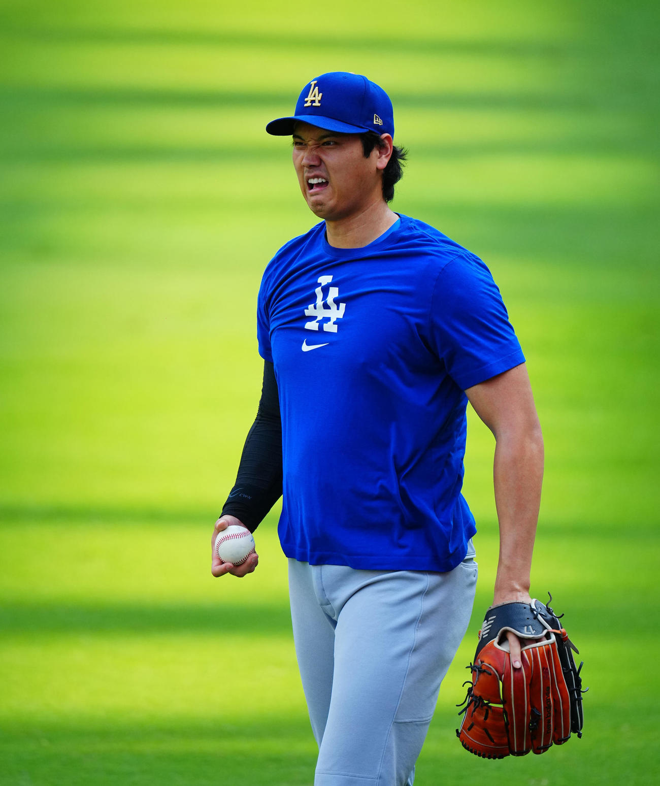パドレス対ドジャース　試合前の投球練習中に右足の痛みに表情をゆがめるドジャース大谷（撮影・垰建太）