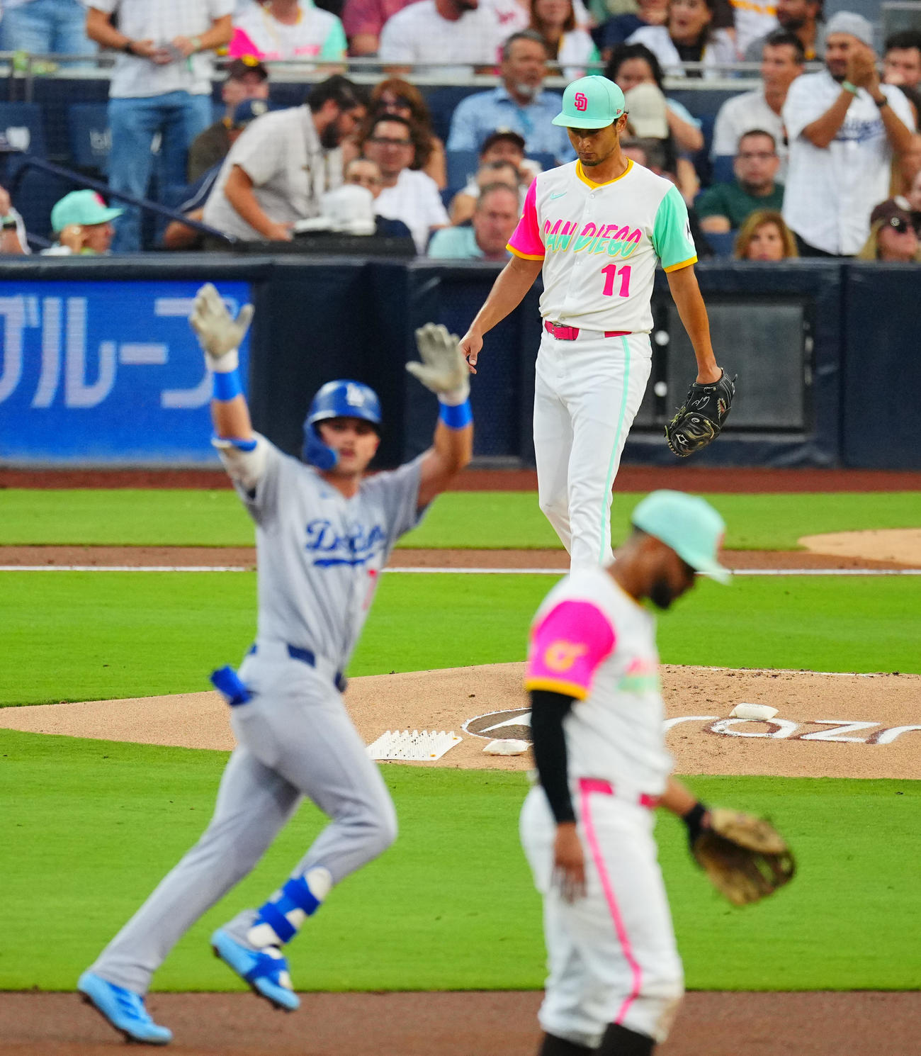 パドレス対ドジャース　3回表ドジャース1死、フリーランド（手前）に先制ソロ本塁打を浴びるダルビッシュ（撮影・垰建太）
