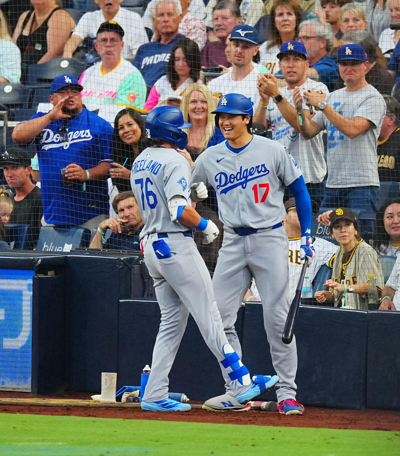 パドレス対ドジャース　3回表ドジャース1死、先制ソロ本塁打を放ったフリーランド（左）を笑顔で迎える大谷（撮影・垰建太）