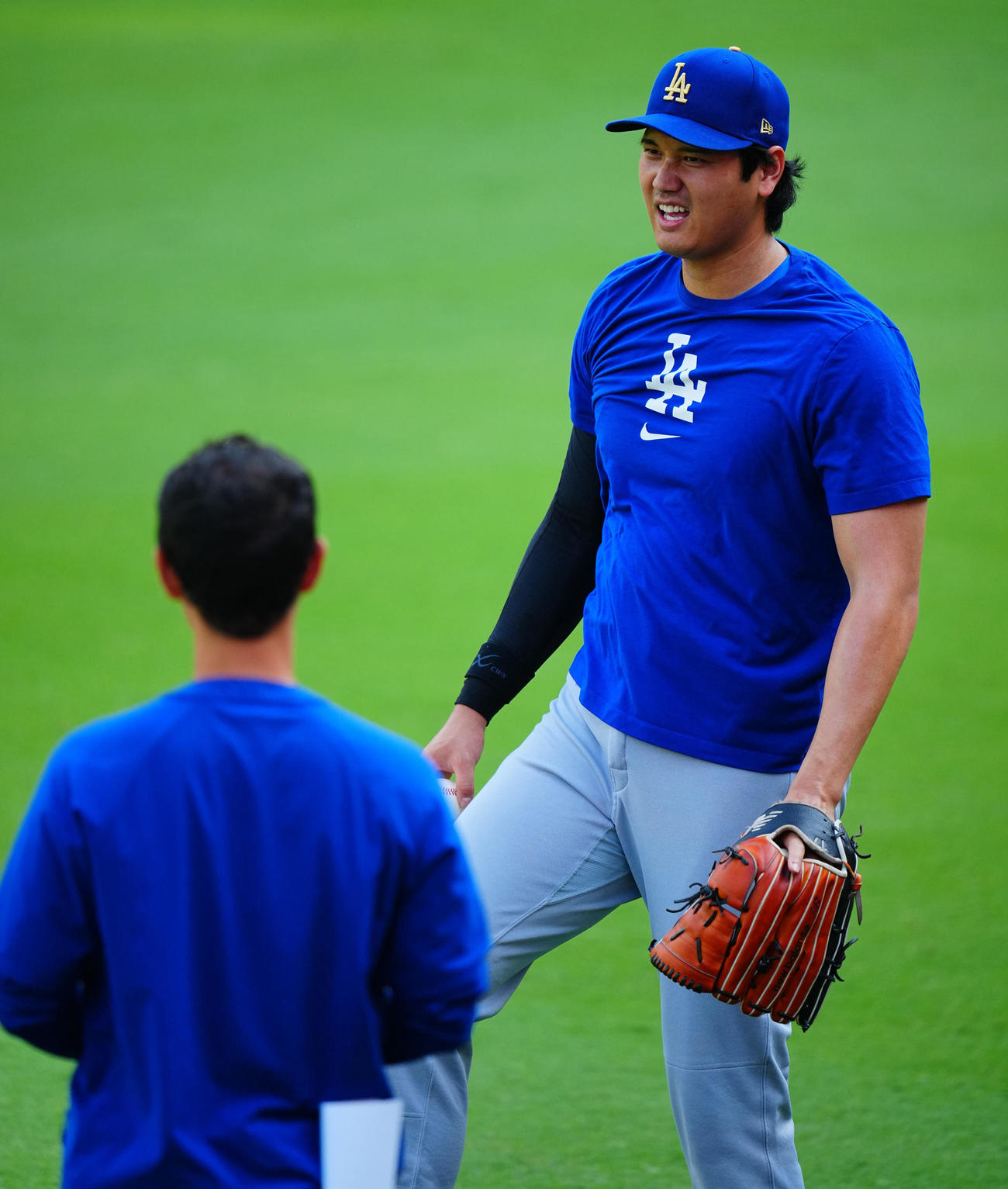 パドレス対ドジャース　試合前、投球練習中に右足の状態を話すドジャース大谷（撮影・垰建太）