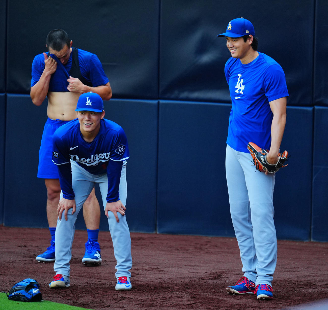 パドレス対ドジャース　試合前練習中、談笑するドジャース山本（左）と大谷（撮影・垰建太）