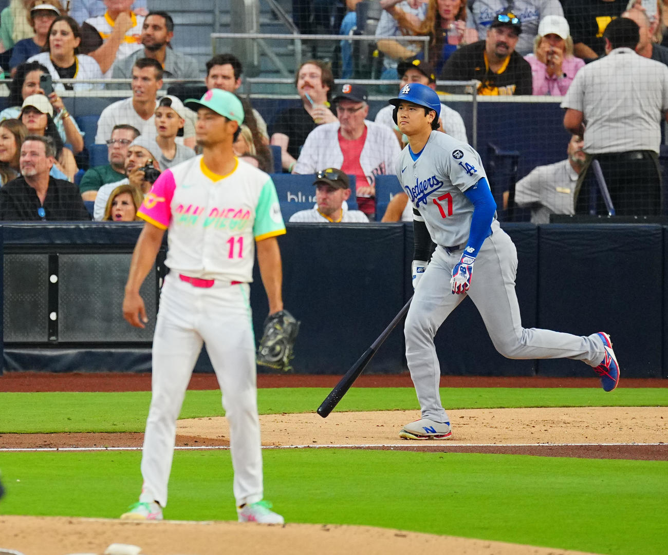 パドレス対ドジャース　3回表ドジャース1死一塁、右直に倒れる大谷。投手ダルビッシュ（撮影・垰建太）