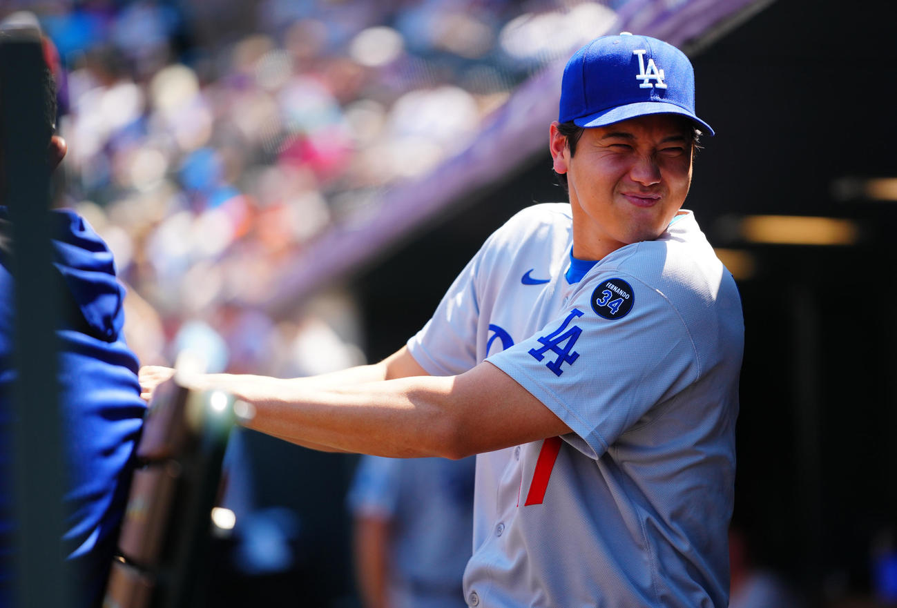 ロッキーズ対ドジャース　ベンチでスタッフにイタズラを仕掛け笑顔を見せるドジャース大谷（撮影・垰建太）