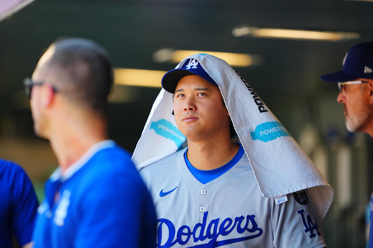 ロッキーズ対ドジャース　ベンチでタオルをかぶりリラックスした表情のドジャース大谷（撮影・垰建太）