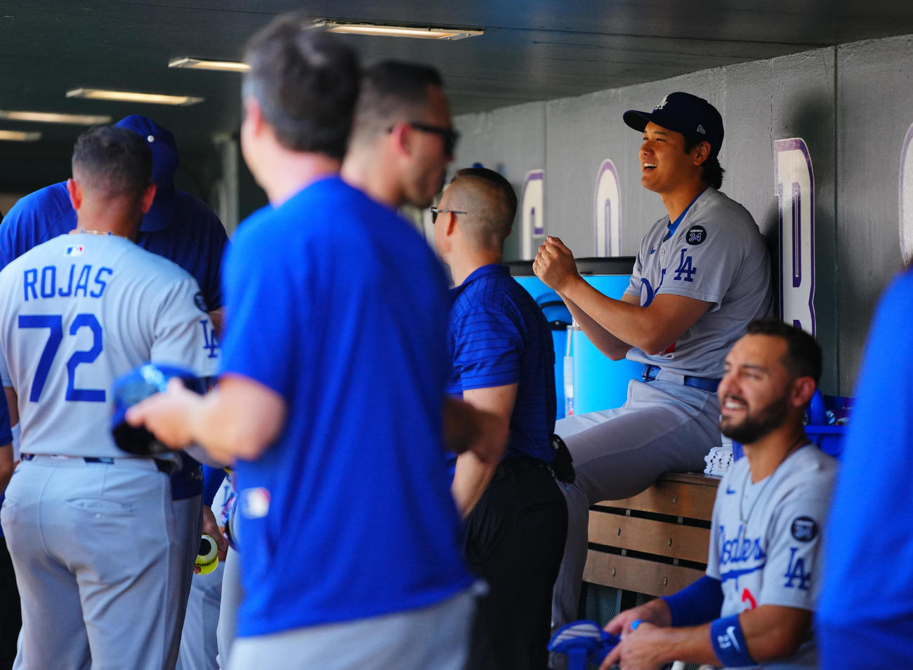 ロッキーズ対ドジャース　ベンチでナインと笑顔を見せるドジャース大谷（右）（撮影・垰建太）