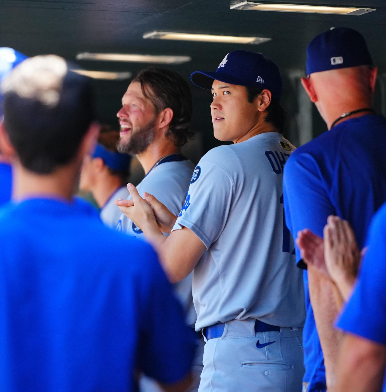 ロッキーズ対ドジャース　1回表ドジャース無死一塁、フリーマンの先制2点本塁打に拍手する大谷。後方は先発のカーショー（撮影・垰建太）