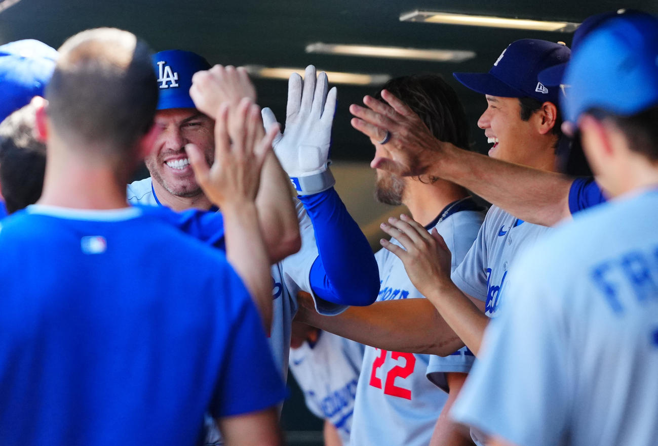 ロッキーズ対ドジャース　1回表ドジャース無死一塁、先制2点本塁打を放ったフリーマン（左）を笑顔で迎える大谷（撮影・垰建太）