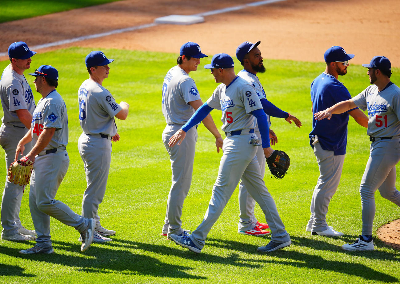 ロッキーズ対ドジャース　ロッキーズに勝利しナインとタッチを交わすドジャース大谷（中央）（撮影・垰建太）