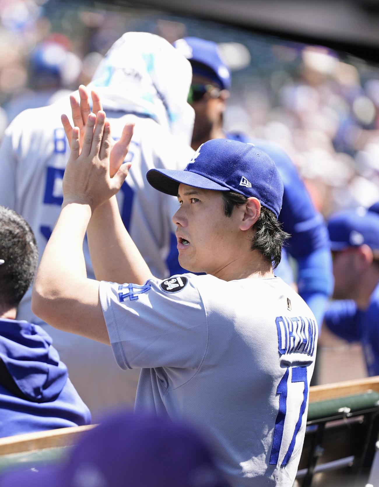 ロッキーズ戦でチームメートの安打に拍手するドジャース大谷（共同）