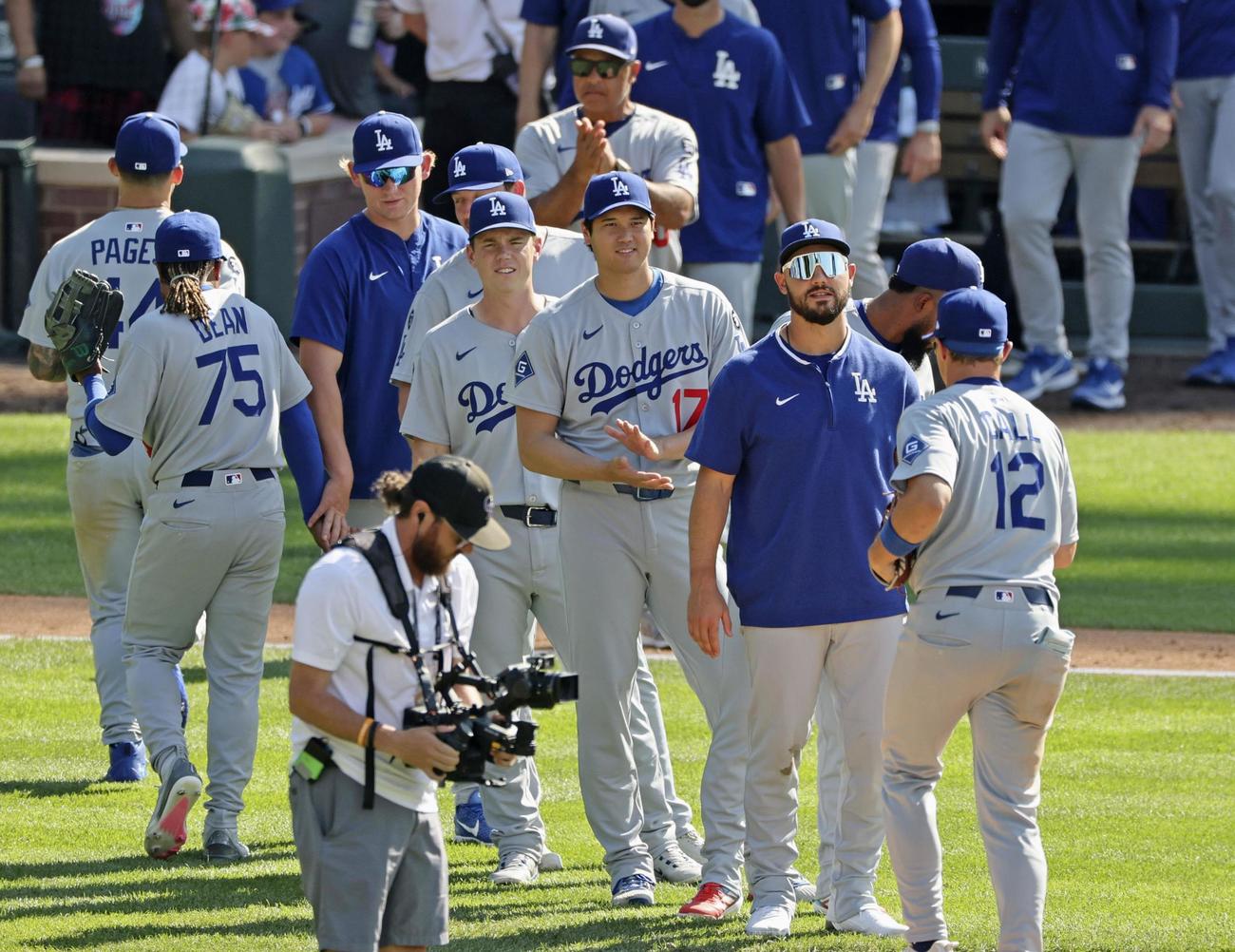 ロッキーズに勝利しチームメートを迎えるドジャース大谷（中央）（共同）