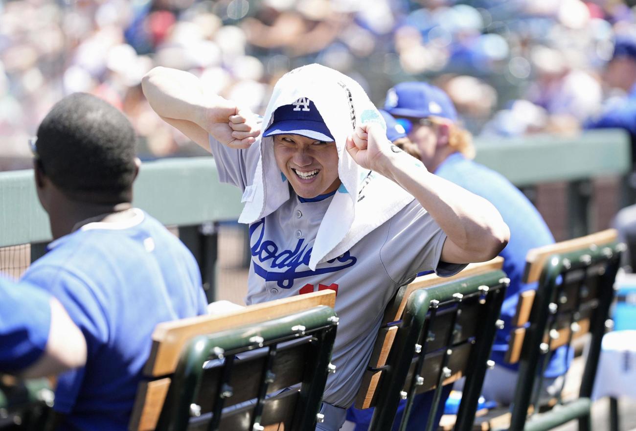 ロッキーズ戦のベンチで笑顔を見せるドジャース大谷（共同）