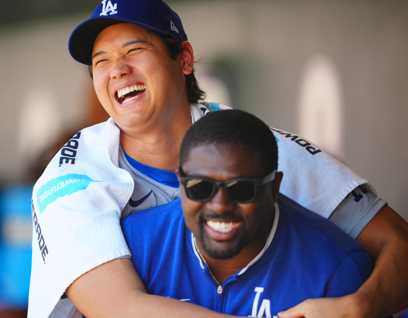 ロッキーズ対ドジャース　ベンチでスミス・コーチ（手前）と笑顔でじゃれ合うドジャース大谷（撮影・垰建太）